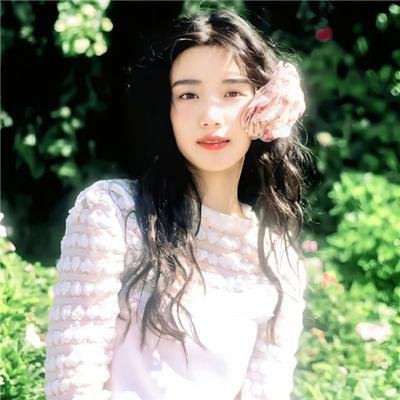 抽象画中的越南少女